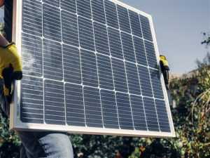 Zonnepanelen op een dak - illustratie van wat een zonnepaneel kost