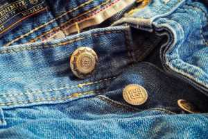 Home Overzicht van kledingtrends van deze zomer inclusief goud, franjes, denim, kant en wetlook voor een trendy zomergarderobe