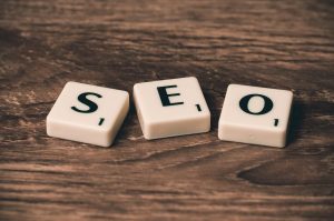 Infographic met essentiële SEO optimalisatie tips voor verbetering van zoekmachine ranking en websitefunctionaliteit