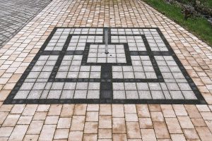 Sierbestrating in Spijkenisse met natuursteen en betontegels voor een mooie en duurzame tuinaanleg