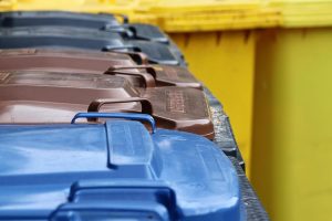 Home Slim afvalbeheer strategie met gescheiden afval, recyclingbakken en containers voor kostenbesparing