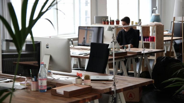 Kantoor in Amsterdam waar medewerkers werken in een stad die bij hun organisatie past